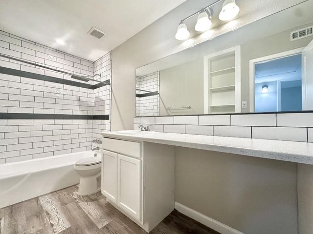 7304 Twin Crest DR 105, Austin, TX 78752