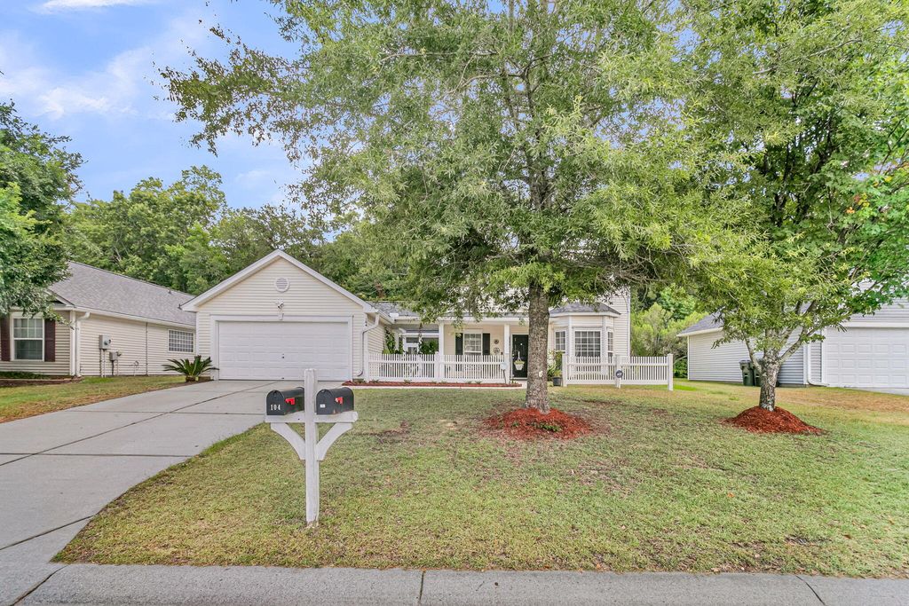 Image 5 of property listing at 104 Savannah River Drive, Summerville, SC 29485