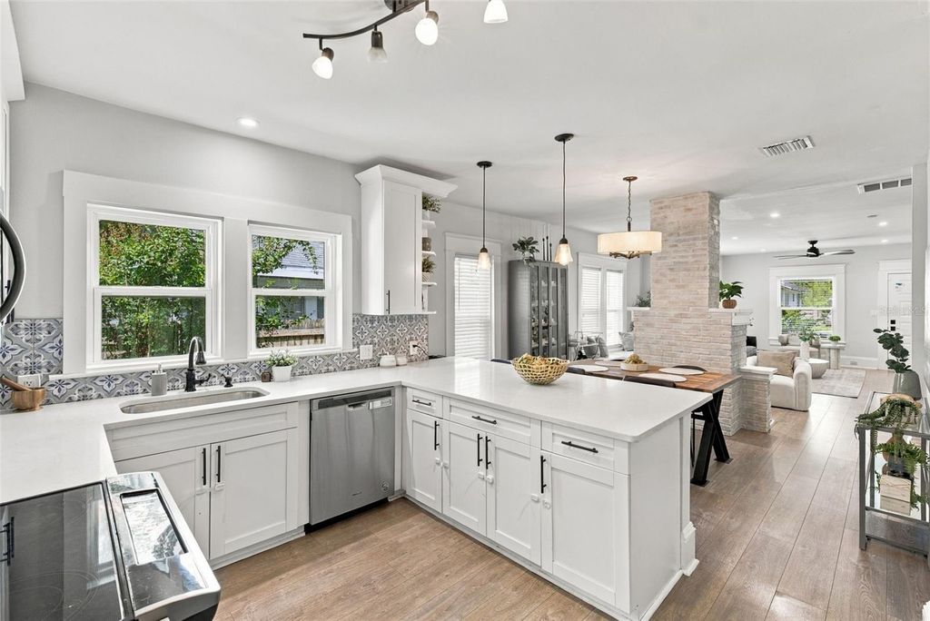 Image 15 of property listing at 109 E JEAN STREET, Tampa, FL 33604
