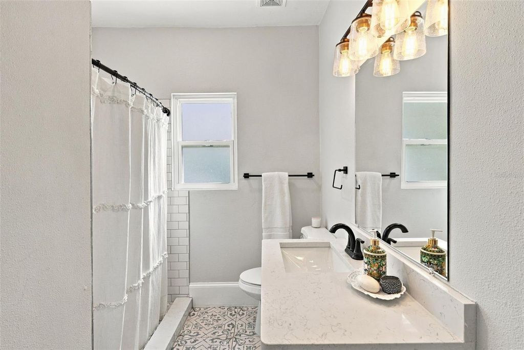 Image 26 of property listing at 109 E JEAN STREET, Tampa, FL 33604
