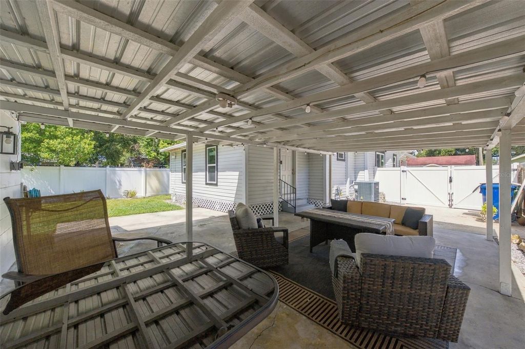 Image 36 of property listing at 109 E JEAN STREET, Tampa, FL 33604
