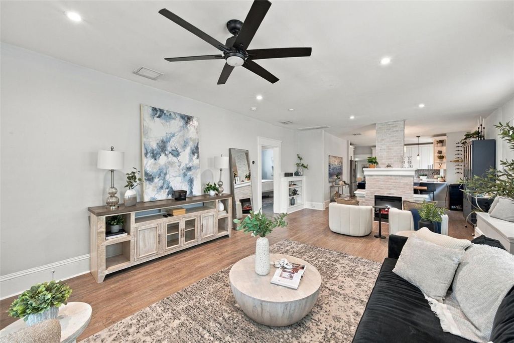 Image 8 of property listing at 109 E JEAN STREET, Tampa, FL 33604
