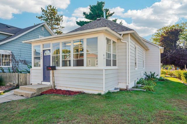 7402 8th AVENUE, Kenosha, WI 53143