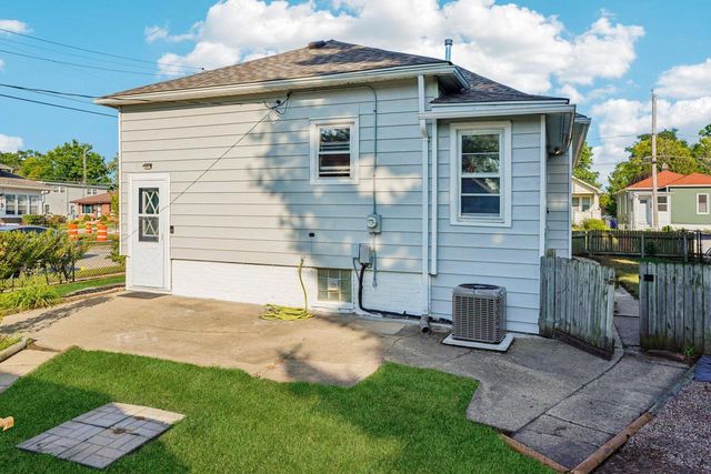 7402 8th AVENUE, Kenosha, WI 53143