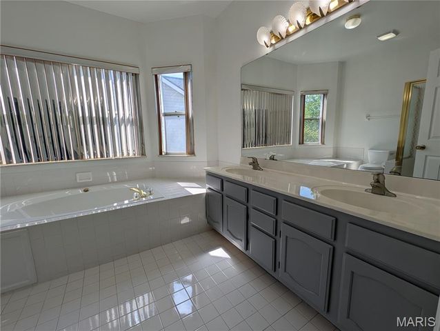 1029 Villa Gran Way, Fenton, MO 63026