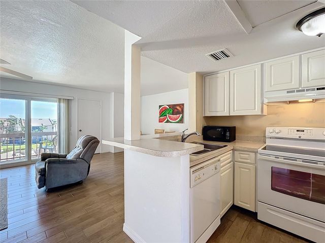 562 ORANGE DRIVE 33, Altamonte Springs, FL 32701