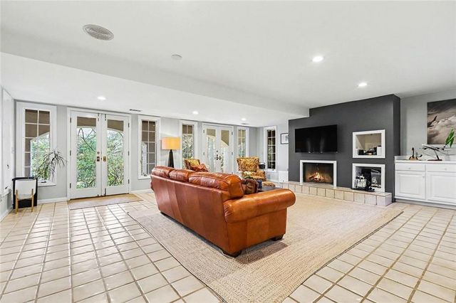 920 Curlew NW Court, Atlanta, GA 30327