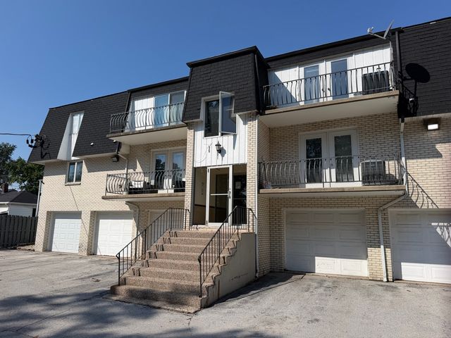18245 Burnham Avenue 5, Lansing, IL 60438