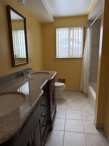 3550 Kings Point Drive, Troy, MI 48083