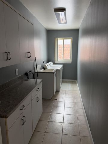 3550 Kings Point Drive, Troy, MI 48083