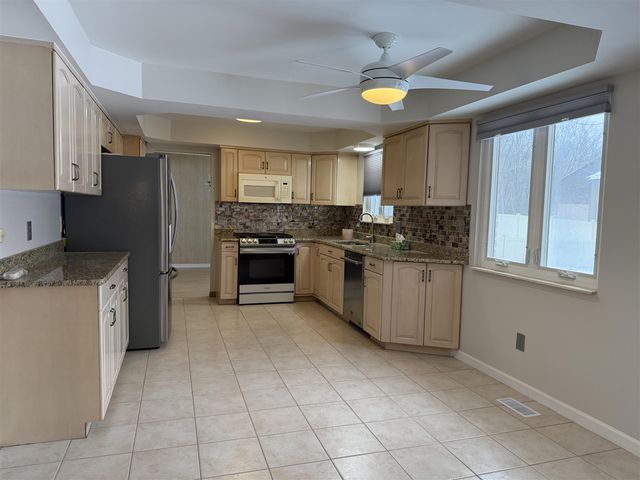 3550 Kings Point Drive, Troy, MI 48083