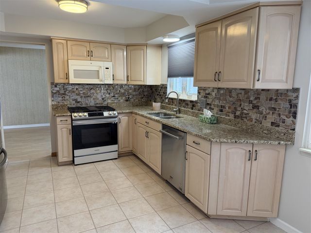 3550 Kings Point Drive, Troy, MI 48083