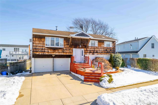 711 S Bayview Avenue, Freeport, NY 11520