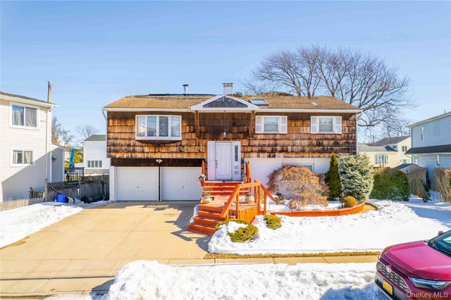 711 S Bayview Avenue, Freeport, NY 11520