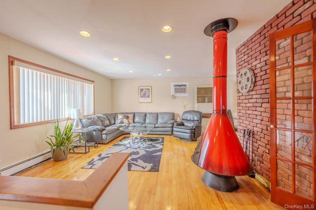 711 S Bayview Avenue, Freeport, NY 11520