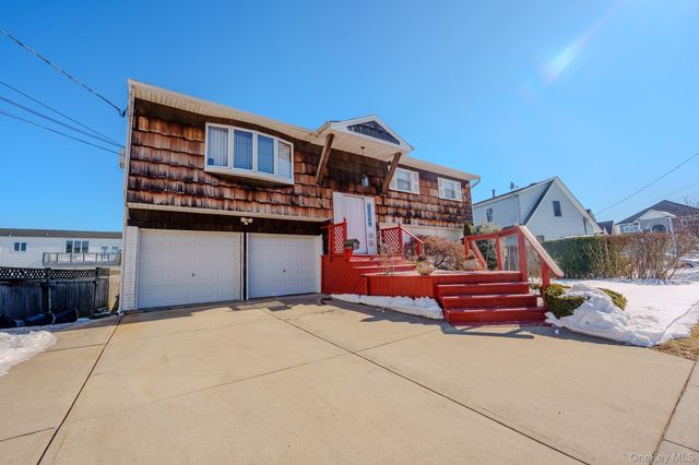 711 S Bayview Avenue, Freeport, NY 11520