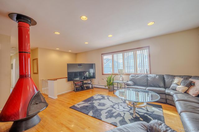 711 S Bayview Avenue, Freeport, NY 11520