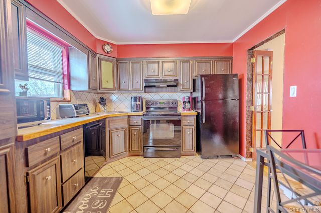 711 S Bayview Avenue, Freeport, NY 11520