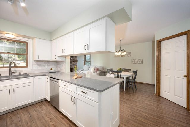 7728 W Imperial DRIVE, Franklin, WI 53132