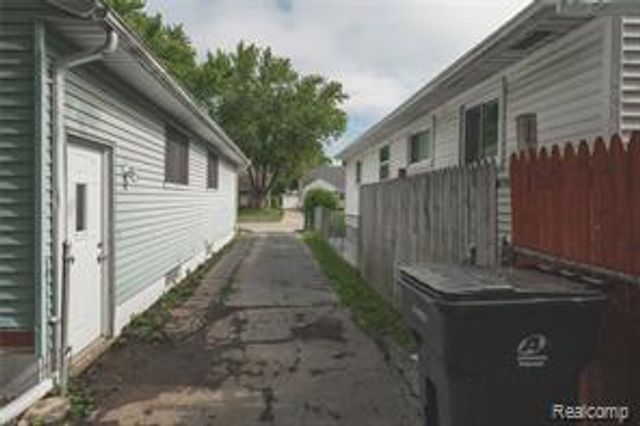 93 W Princeton Avenue, Pontiac, MI 48340