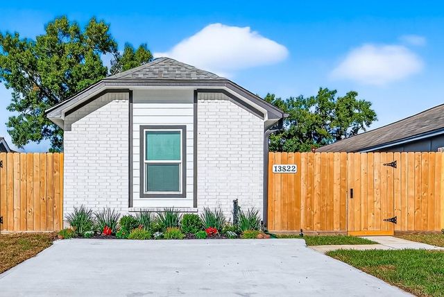 13822 Northlake Drive, Houston, TX 77049