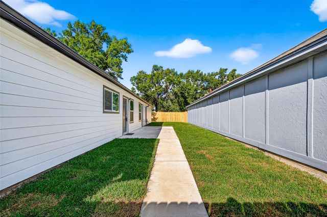 13822 Northlake Drive, Houston, TX 77049