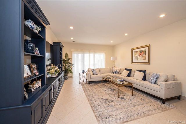 113 Windwatch Drive, Hauppauge, NY 11788