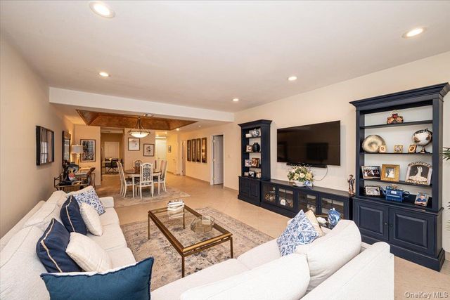 113 Windwatch Drive, Hauppauge, NY 11788