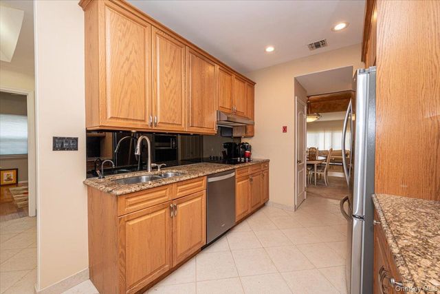 113 Windwatch Drive, Hauppauge, NY 11788