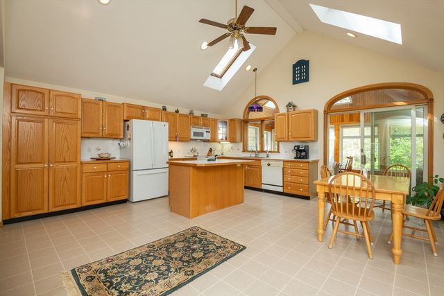 37 Colrain Rd, Topsfield, MA 01983