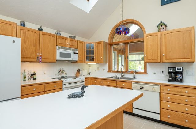 37 Colrain Rd, Topsfield, MA 01983