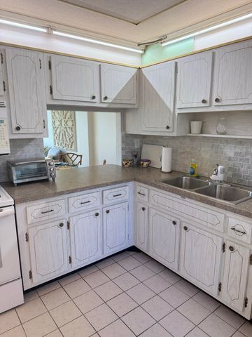 2616 N Gardens Drive 105, Lake Worth, FL 33461