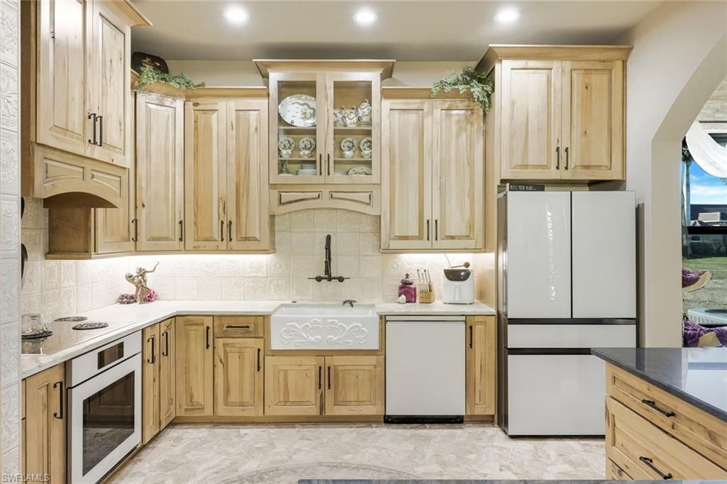 Image 10 of property listing at 2709 NW 41st AVE, Cape Coral, FL 33993