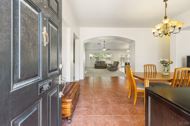 916 W Windsor Drive, Hanford, CA 93230