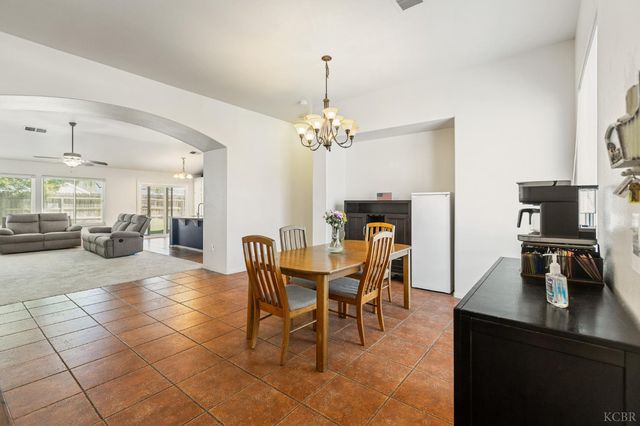 916 W Windsor Drive, Hanford, CA 93230