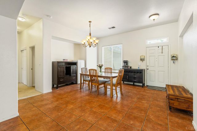 916 W Windsor Drive, Hanford, CA 93230