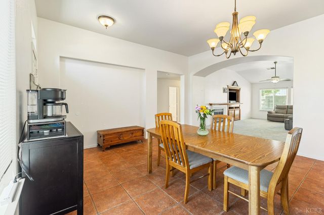 916 W Windsor Drive, Hanford, CA 93230