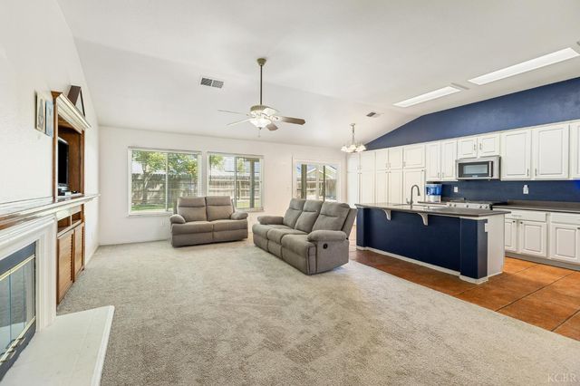 916 W Windsor Drive, Hanford, CA 93230