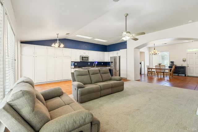 916 W Windsor Drive, Hanford, CA 93230