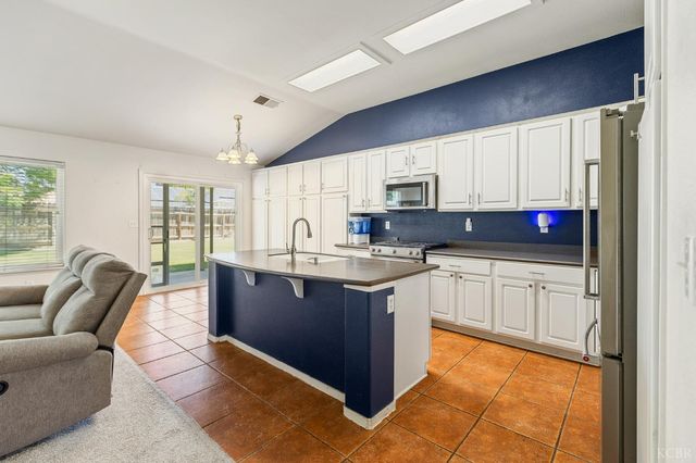 916 W Windsor Drive, Hanford, CA 93230