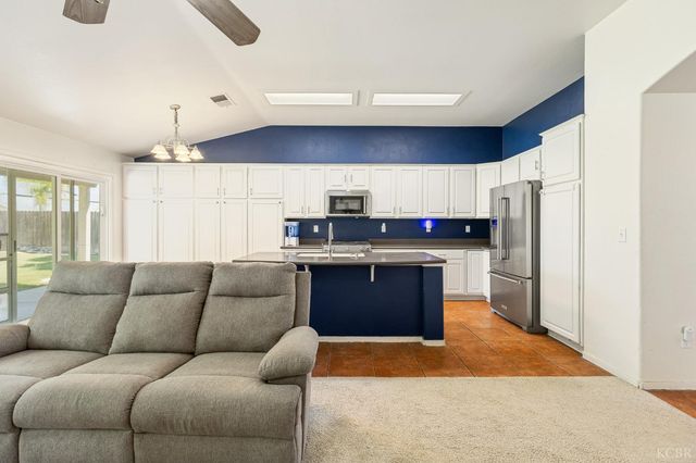 916 W Windsor Drive, Hanford, CA 93230