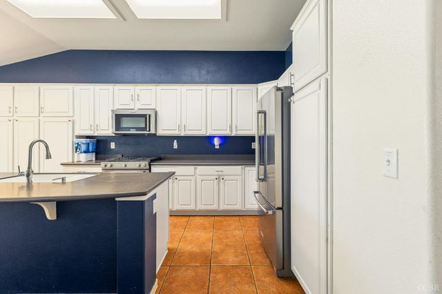 916 W Windsor Drive, Hanford, CA 93230