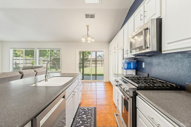 916 W Windsor Drive, Hanford, CA 93230