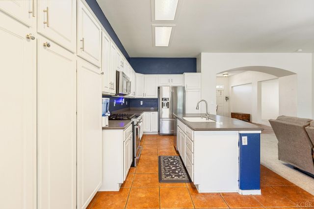 916 W Windsor Drive, Hanford, CA 93230