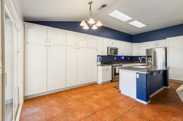 916 W Windsor Drive, Hanford, CA 93230