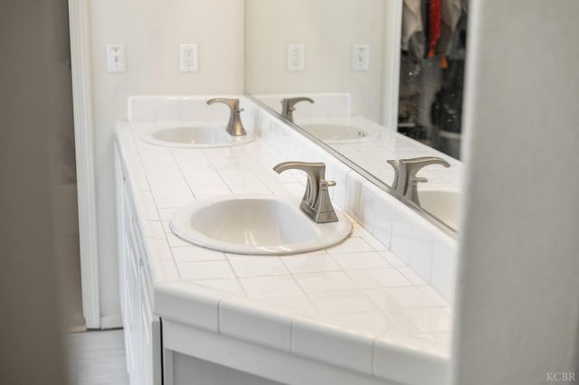 916 W Windsor Drive, Hanford, CA 93230