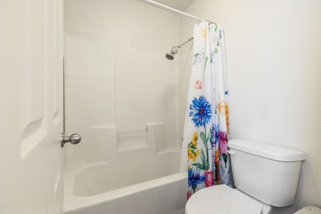 916 W Windsor Drive, Hanford, CA 93230