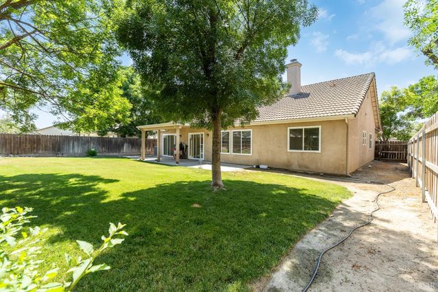 916 W Windsor Drive, Hanford, CA 93230