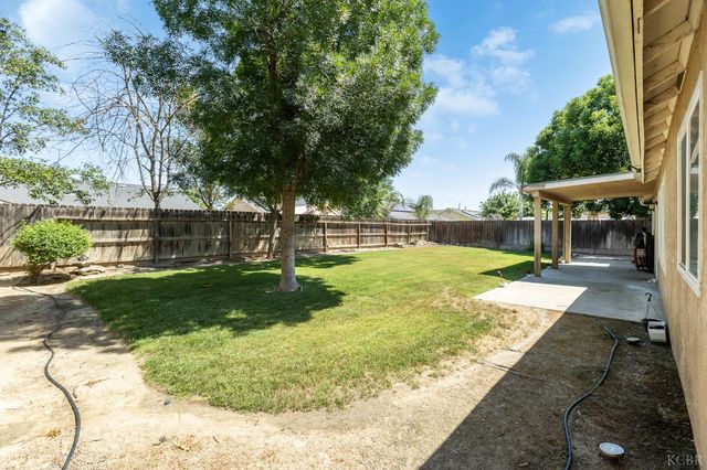 916 W Windsor Drive, Hanford, CA 93230
