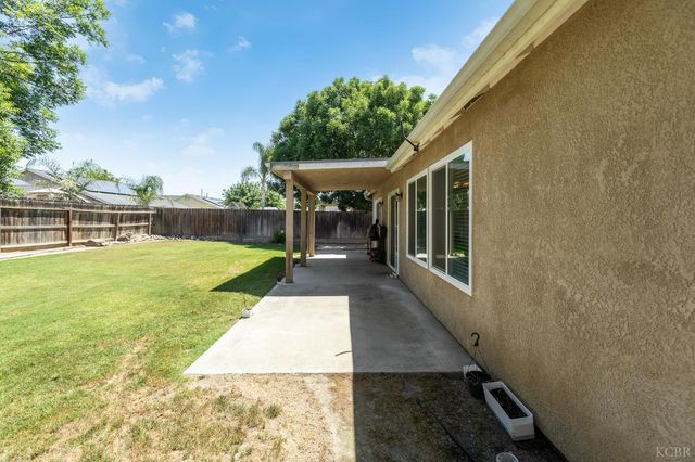 916 W Windsor Drive, Hanford, CA 93230